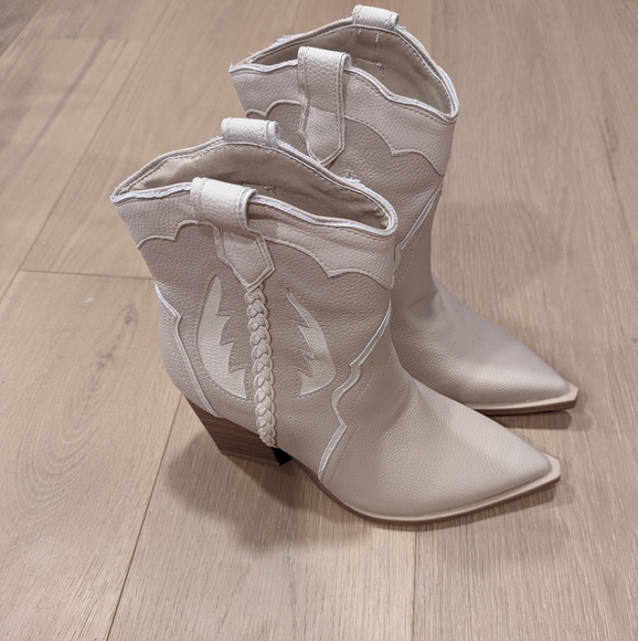 Women's Cream Western Ankle Boots - Picture 16 of 16
